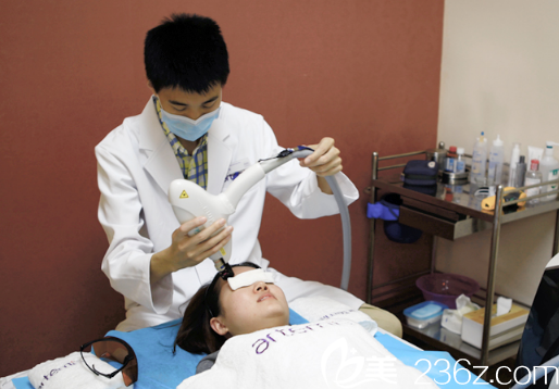广州澳玛星光王冠医生皮肤美容治疗过程